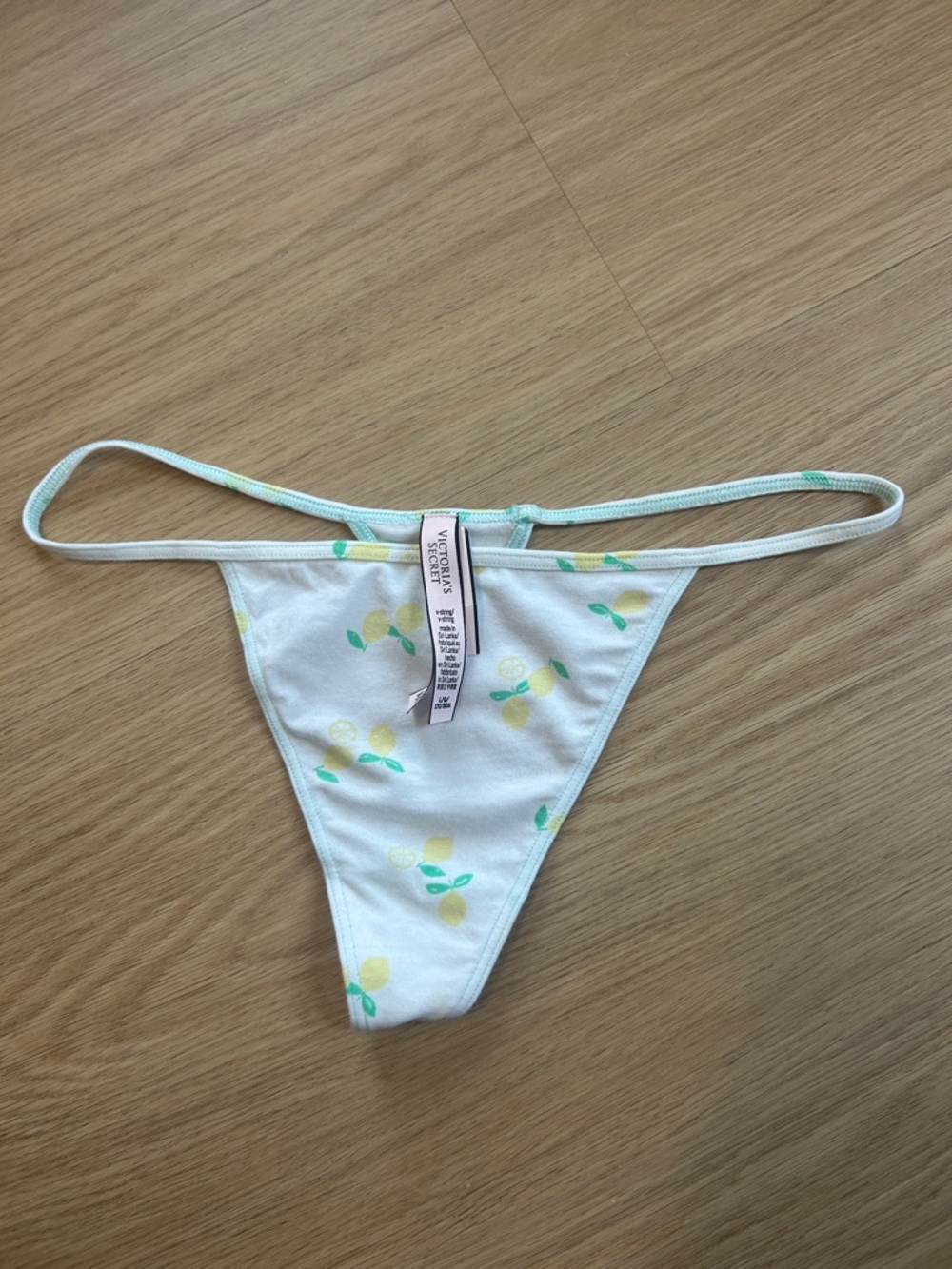NWT Victoria’s Secret Lemon Print V String Thong Panty L